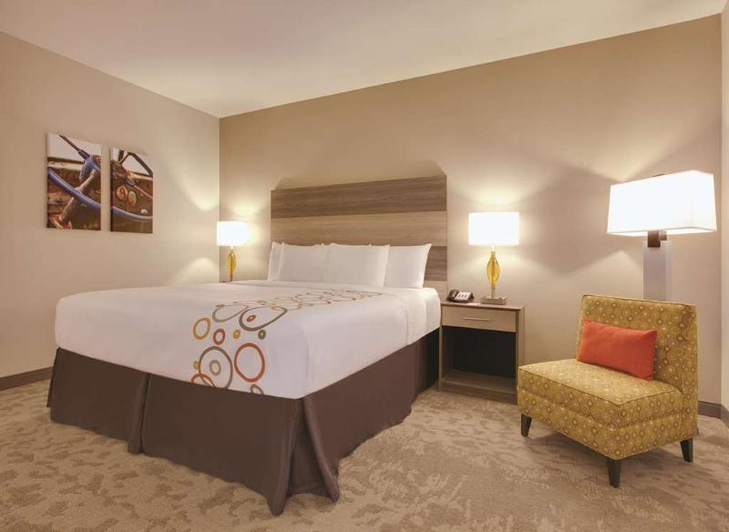 La Quinta By Wyndham Andrews Hotel Exterior photo